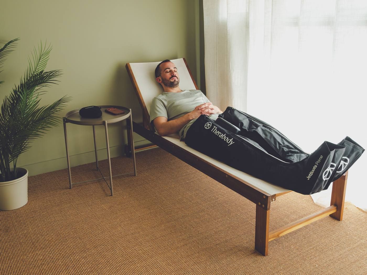 Récupération en bottes de compression Therabody au studio CHEZ WATT
