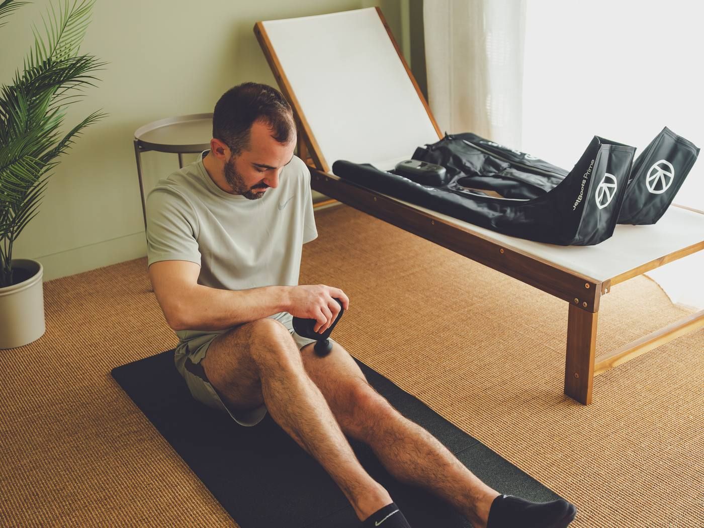 Espace récupération CHEZ WATT — bottes de compression et pistolet de massage